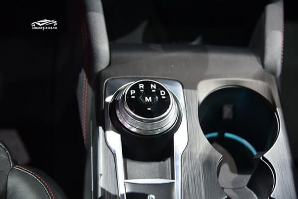 Ford Focus thế hệ mới 2020 sở hữu hàng loạt tiện nghi hấp dẫn như hệ thống thông tin giải trí SYNC 3 với màn hình cảm ứng 8 inch cho khả năng hiển thị sắc nét, hỗ trợ kết nối Apple CarPlay/ Android Auto, đĩa sạc điện thoại không dây. 