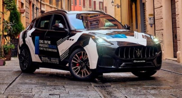 Đầu xe Maserati Grecale 2023 với lưới tản nhiệt đặc trưng thương hiệu.