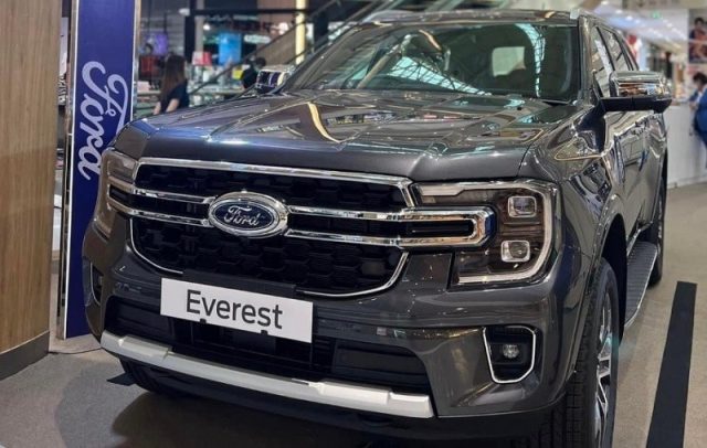Ford Everest 2023 với phần đầu xe hầm hố.