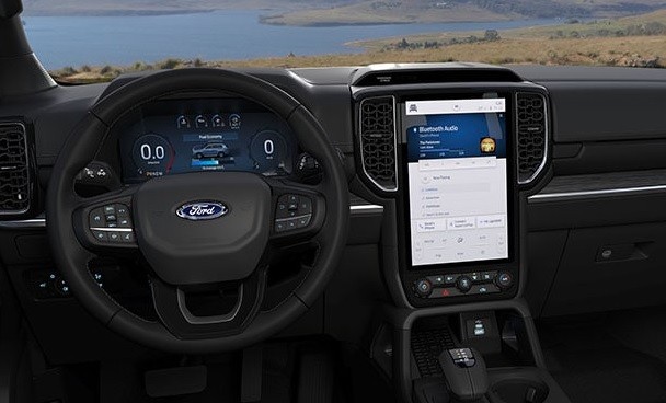 Ford Everest 2023 có khoang lái mới mẻ.