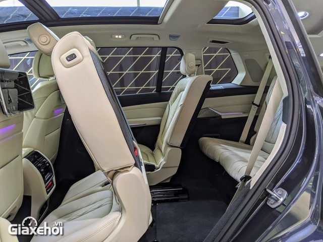 BMW X7 2023 với hàng ghế sau rộng rãi.