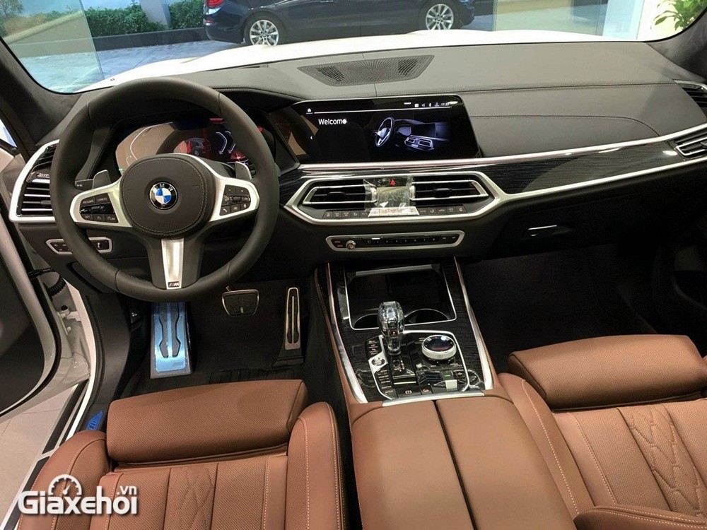 Theo đúng tinh thần của các dòng xe BMW, bảng điều khiển trên X7 M Sport 2023 cũng có bố cục lệch trục về hướng người lái, đường nét sắc sảo và vô cùng hiện đại