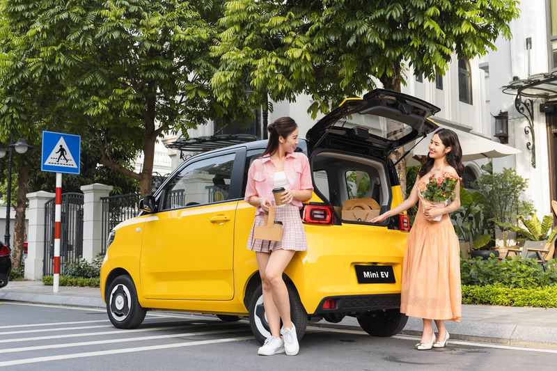 Lướt phố Hà Nội cùng chiếc ô tô điện nhỏ gọn, tiện lợi, tiết kiệm